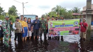 Koramil 09 Lgm Dan Forum RT RW Bagikan Sembako Kepada Korban Banjir Pangkalan Kerinci